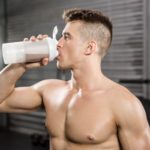 Mann som drikker det beste proteinpulveret på markedet