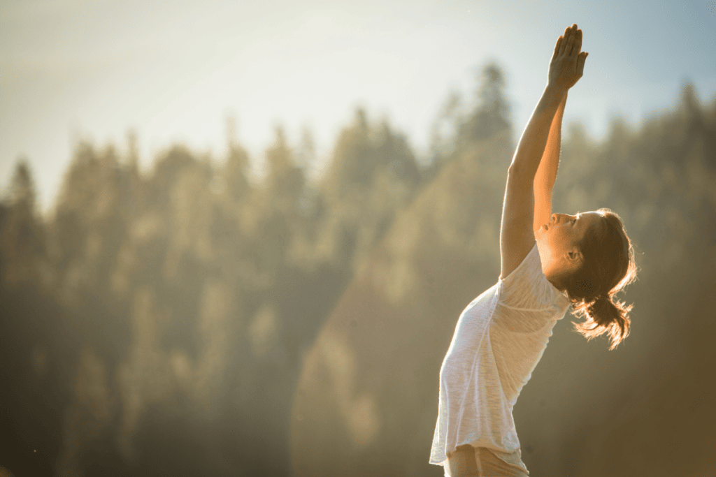 Kvinne som går i gang med yoga for nybegynnere