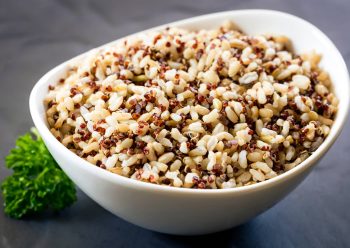 En skål med sunn quinoa