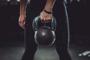 Ettbeins strake markløft med kettlebell