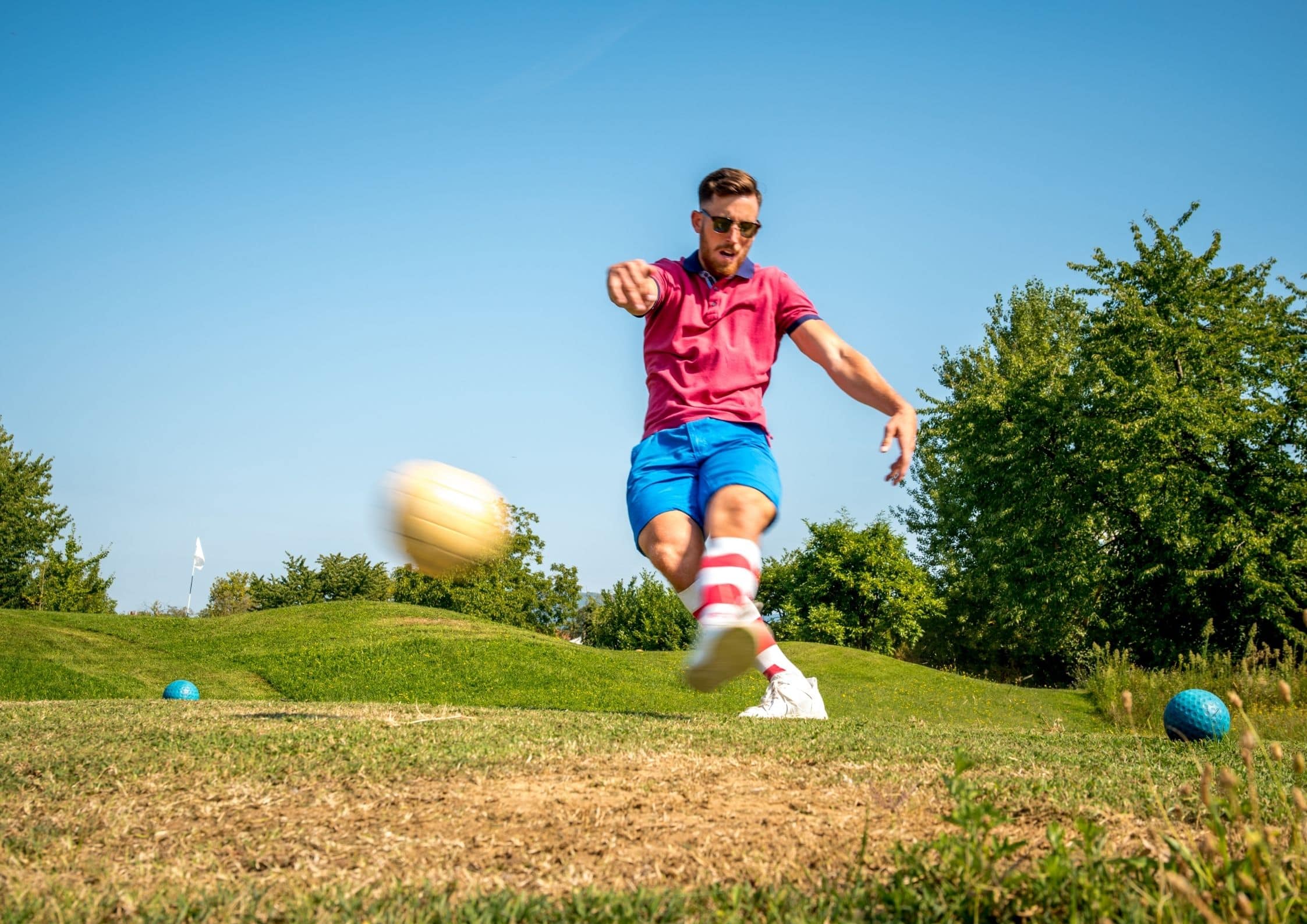 Mann som trener footgolf