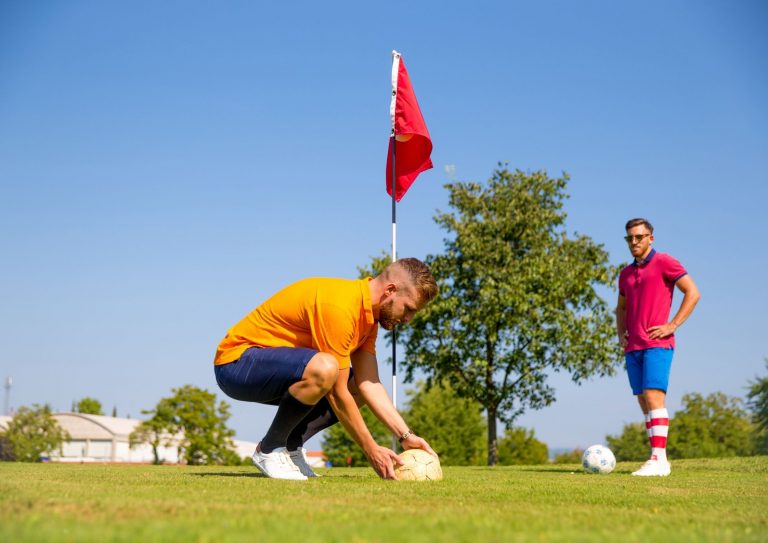 Ute og spiller footgolf