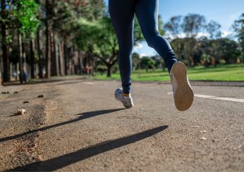 Kvinne som løper fort på 3 km