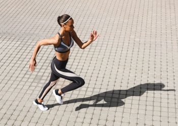 Kvinne som løper utendørs