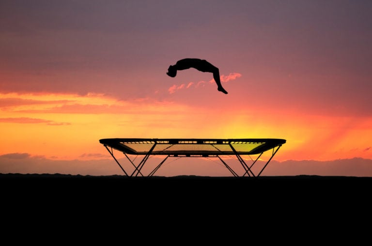 Hopping på trampoline